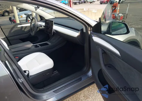2025 Tesla Model Y Long Range Dual Motor Rear-Wheel Drive z USA, uszkodzony, nr VIN 7SAYGDED6SA373498